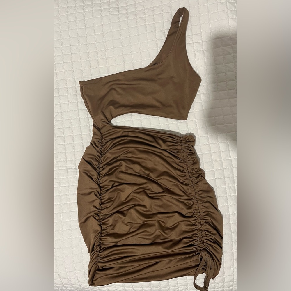 Brown dress, size 6-8. Brand new!